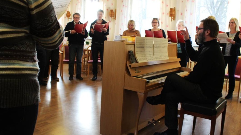 Aron Nilsson leder Gamleby vokalensemble i övningarna inför konserten i Lofta kyrka den 3:e februari.