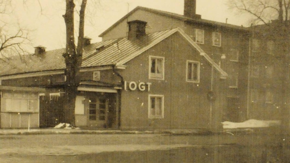 Västerviks riksteaterförenings första lokal låg i huset som syns på bilden. Huset är rivet och i dag ligger hamburgerrestaurangen Corner på platsen.