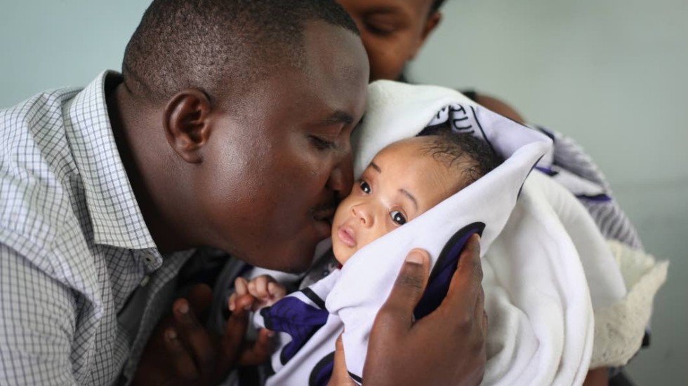 Grace är sex veckor och föddes på Selian Lutheran Hospital i Arusha. Pappa Raphaels dröm är att Grace en dag ska doktorera. Om hon vill.