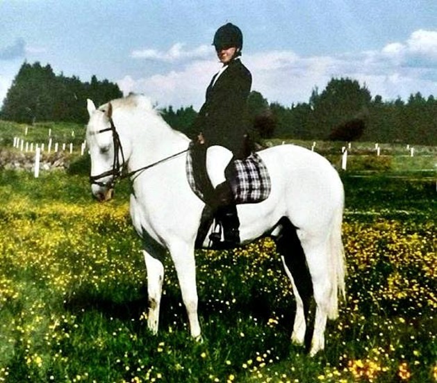 Sofia på hästen Looyd, som var hennes till strax innan olyckan.