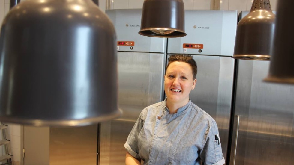Maria Lindén är en glad kökschef på Restaurang Slottsholmen. Hon har just fått veta att restaurangen finns med i White Guide 2019.