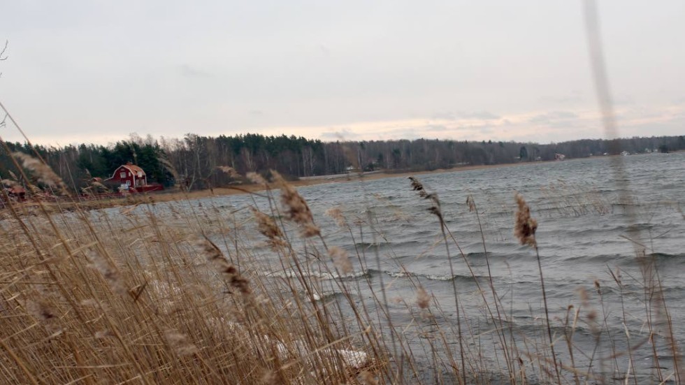 Idag är kommunens huvudvattentäkt sjön Hjorten. Men sjöns vattennivå de senaste åren är nedåtgående och nu analyserar Västervik miljö och energi vatten från en annan vattentäkt.