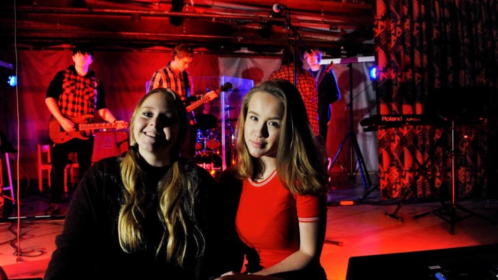 Esteteleverna Alice Andersson och Andrea Gustafsson uppträdde under höstkonserten.