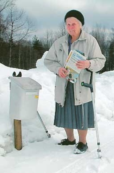 I alla år har 83-åriga Ingrid Häll fått ta sig sex kilometer för att få sin post. Så har det fortsatt trots att hon fyllt 80 år och inte längre vill köra på hala vägar.