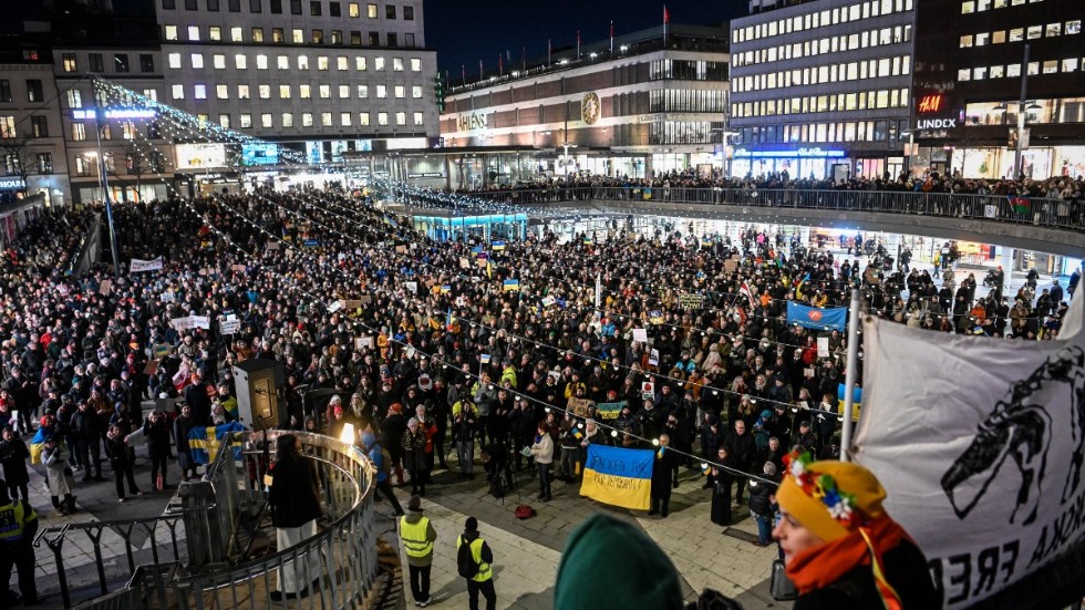 Människor samlades på Sergels torg i Stockholm på onsdagskvällen för att protestera mot Putins krig mot Ukraina.
