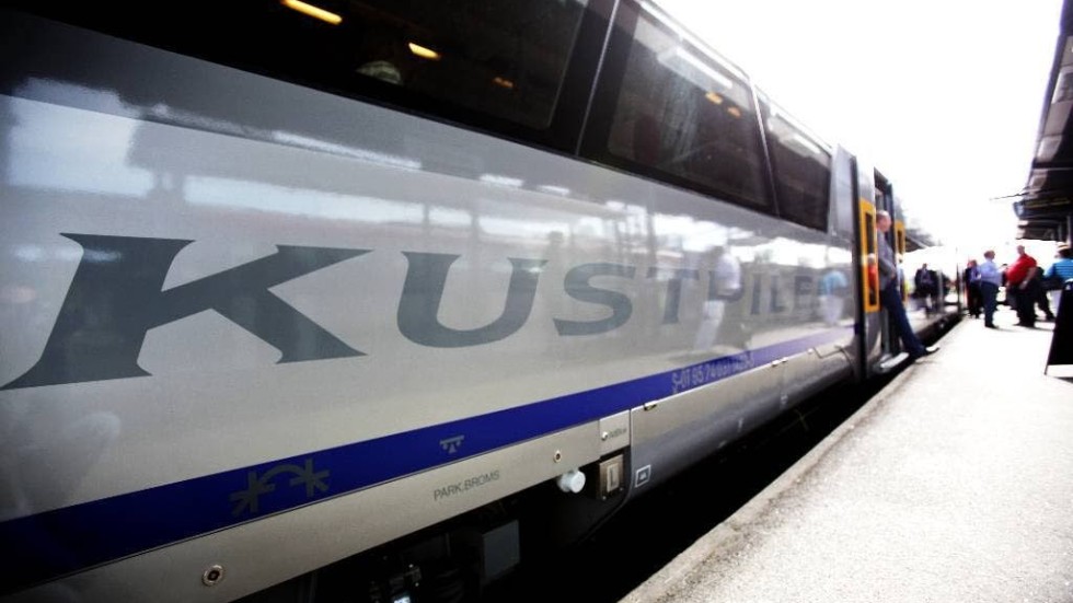 En 29-årig man har åtalats för att ha trängt sig in i ett Kustpilen-tåg och brutit upp tre kylskåp.