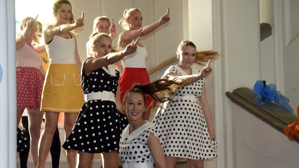 Avgångseleverna på Vimmerby Gymnasiums dansprofil har gjort en slutproduktion med scener ur tolv kända musikaler. Här en scen från Hairspray.