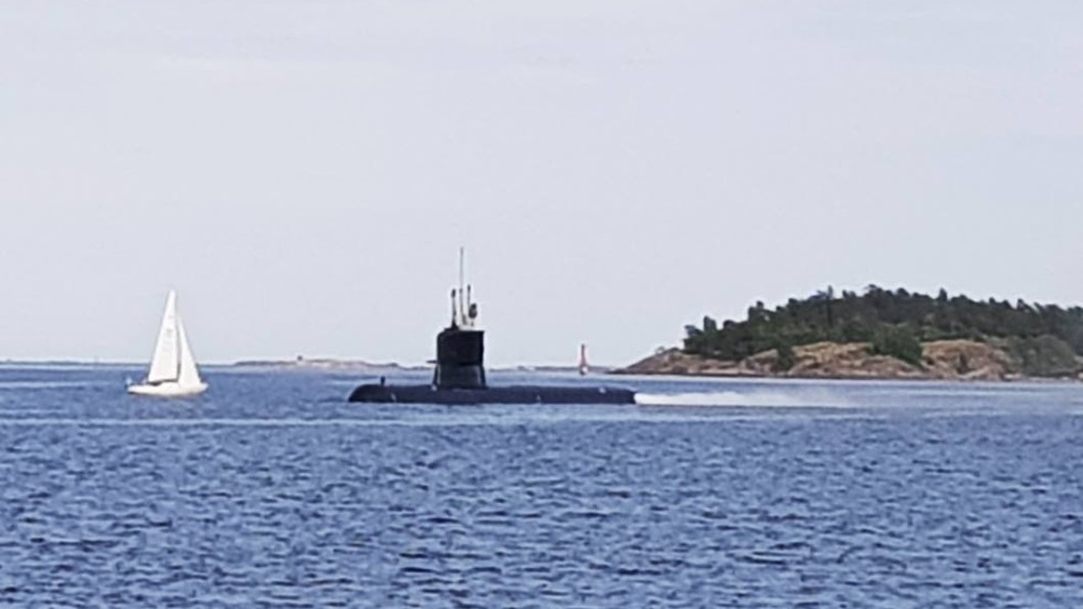 Ubåten färdades runt Korpaholmarna utanför Västervik när Anders Sandström såg den.