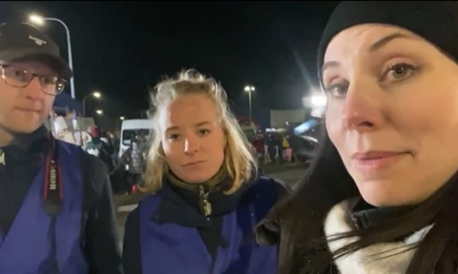 Vårt reporterteam på plats i Polen, nära ukrainska gränsen, berättar om alla intryck från flyktinglägret.