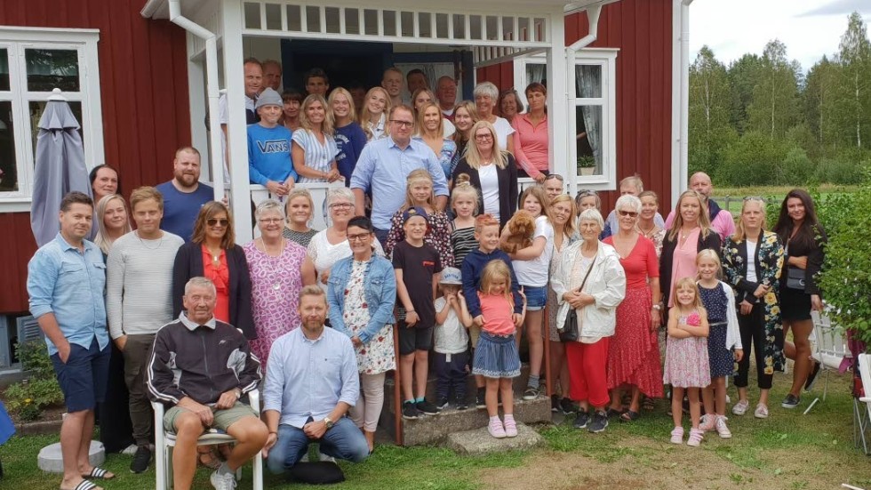Hela "tjocka" släkten samlad i Tolebo, där Karl och Alfrida Lindström bodde från 1939.