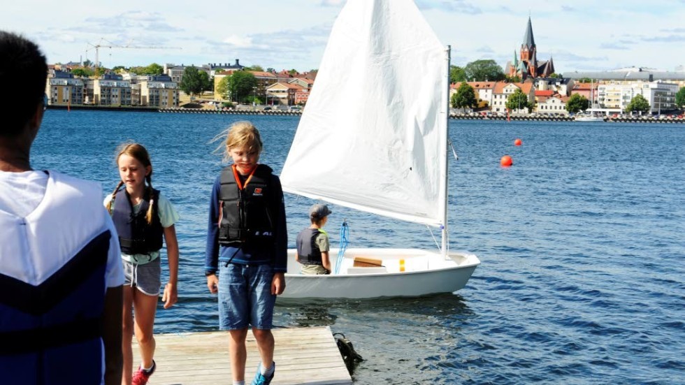 Molly Mckechnie och Didrik Lönnberg har precis hjälpt sina seglarkompisar. Snart ska även de segla i väg.