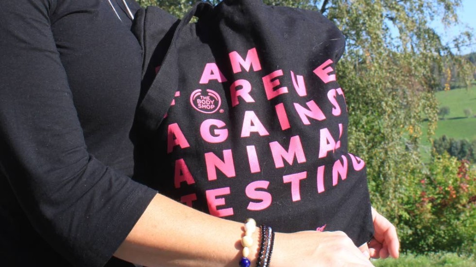"I am forever against animal testing", står det på väskan. "Så väldigt mycket jag", säger Anita Waernqvist.
