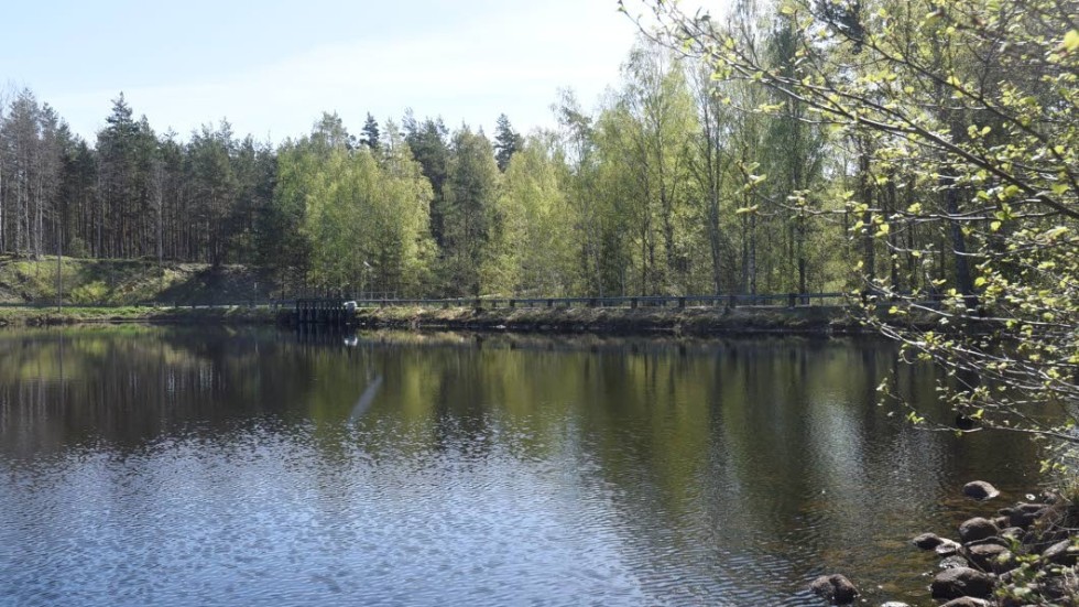 Vattnet i dammen bröt igenom fördämningsvallen och spolade bort vägen över Stångån.