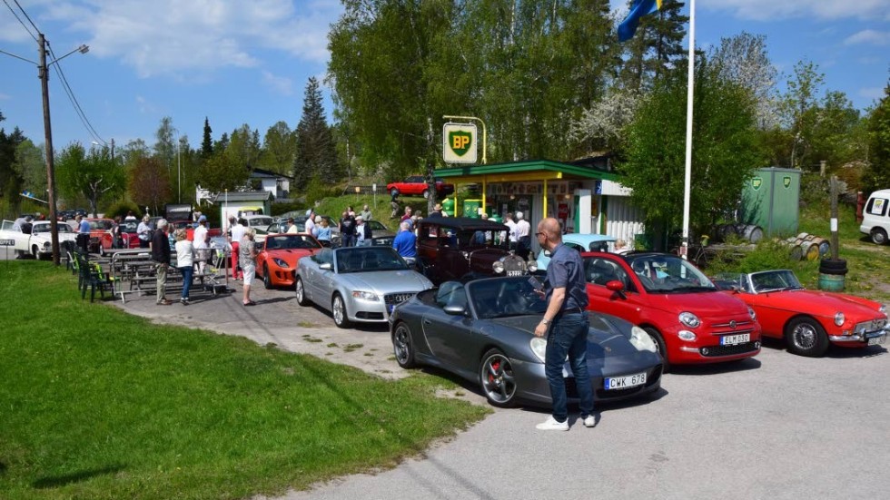 Bil efter bil rullade in vid nostalgimacken i Björkfors under Frimurare Ordens Klassikerrally.