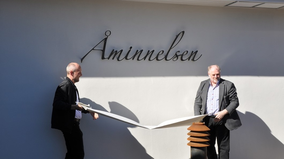 Per Johansson och Anders Ljung tar bort skylten som täckte namnet. Foto: Theodor Nordenskjöld