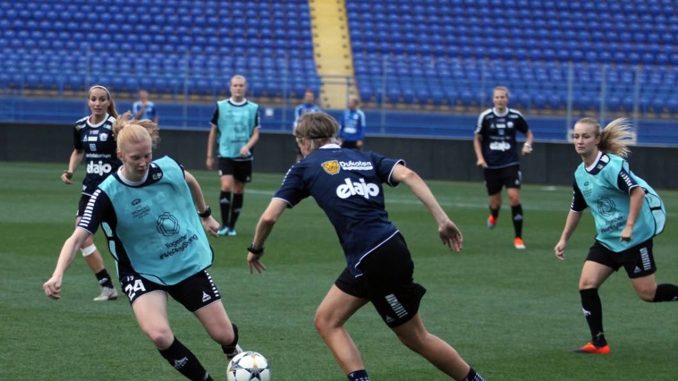 Linn Bogren täcker när Lina Hurtig attackerar på tisdagens träning på matcharenan Metalist stadium. På onsdagen kan det bli Champions league-debut för 18-åringen från Ekängen.