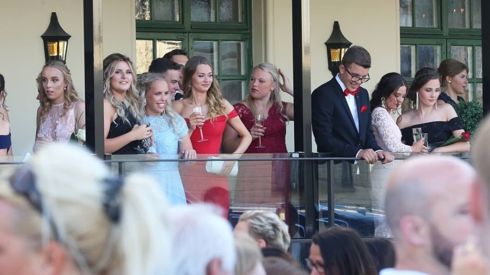 Efter kortegen samlades alla på Stadshotellets veranda.