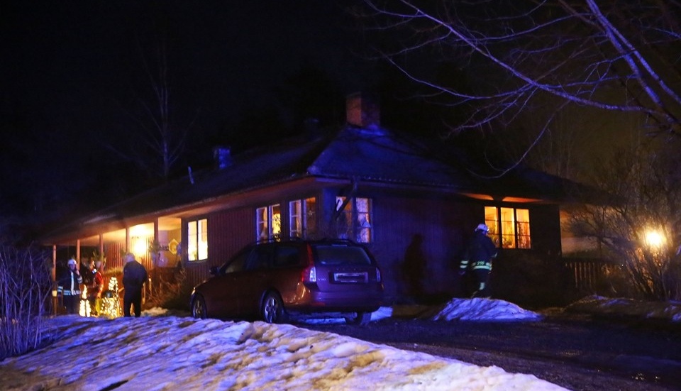 Villan är kraftigt rökfylld uppger räddningstjänsten. Troligtvis har rökutvecklingen startat i en flispanna i källaren.