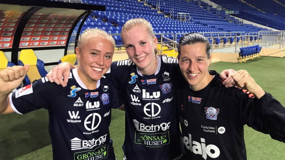 Alva Selerud och Linn Bogren jublar ihop med Johanna Rasmussen efter segern i Kharkiv. Nu är de två tonåringarna uttagna till EM-kvalet i U19 för Sverige.