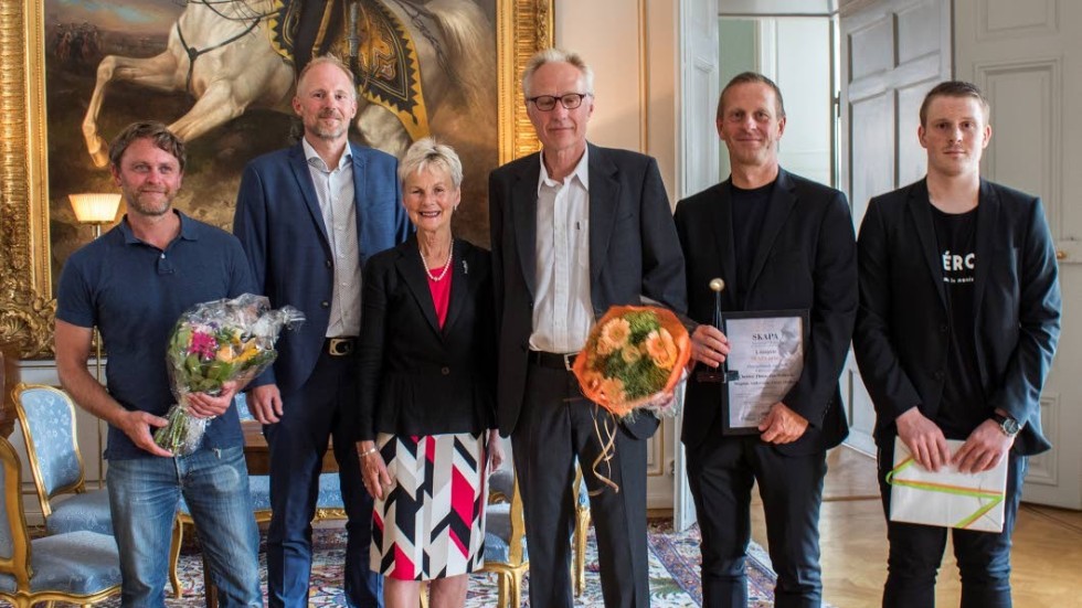 Landshövdingen Elisabet Nilsson och Almis vd Mats Philipsson med representanter från Saltängens mekaniska, ett industriföretag från Norrköping.