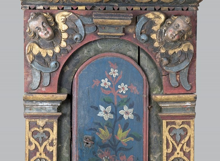 Hängskåp av ek med kyrklig karaktär, troligtvis från 1600-talet. Bild: Östergötlands museum