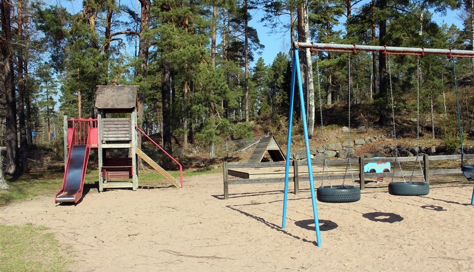 Den gamla lekplatsen är i dåligt skick. Foto: Ellinor Harrysson