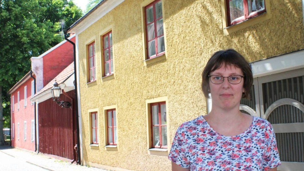 Arkivassistent Emily Lekmnan vid Slottsvakten 4 på Sjögatan 5 i Vadsstena. Husets ägare kan spåras långt tillbaka i Landsarkivets handlingar.