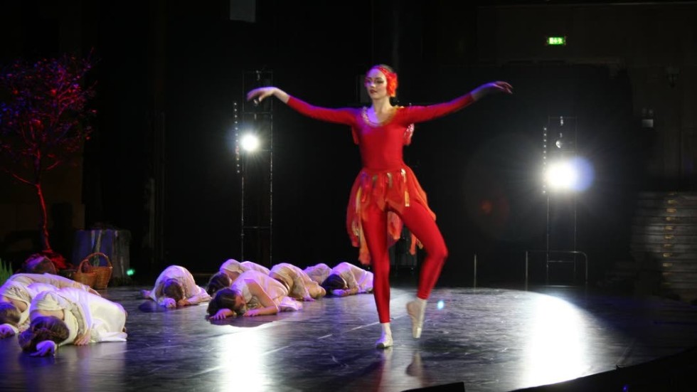 Stark och levande. Sofia Egebäck som den rött sprakande eldfågeln. Musik och dans bildade en stark helhetsupplevelse, tycker Correns recensent.