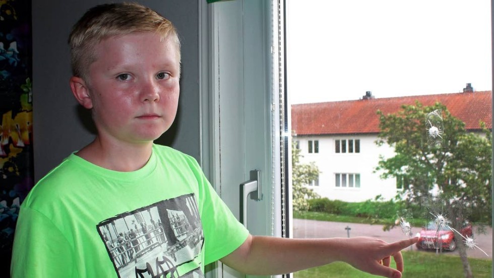 Lukas Nejdeby, nio år, visar var skotten träffade.