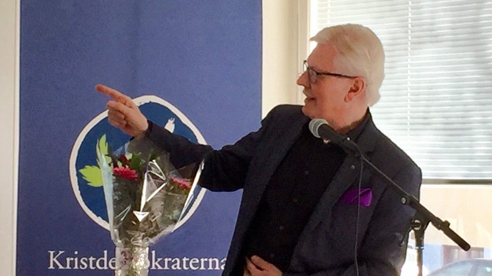 Anders Andersson, omvald ordförande, pekar ut den önskade färdriktningen för sina partivänner på årsmötet.
