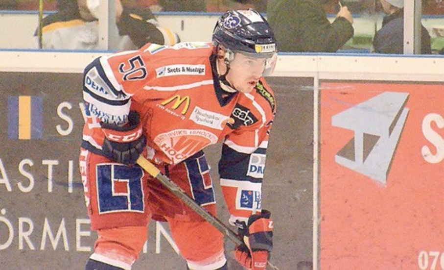 Backen Jens Andersson förlänger med Västerviks IK.