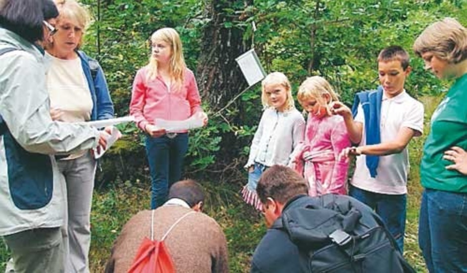 Eleverna på Linnéskolan i Björkfors fick vara guider åt kursdeltagarna.