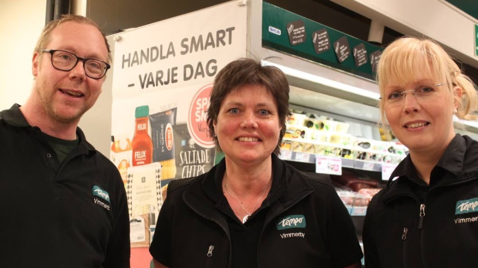 Roger och Jenni Johnsson tillsammans med Susanne Johansson, som jobbat i butiken sedan 1989. "Björn blir min fjärde chef, jag tror inte det är många arbetsplatser där man kommer varandra så nära som vi gör i det här gänget".