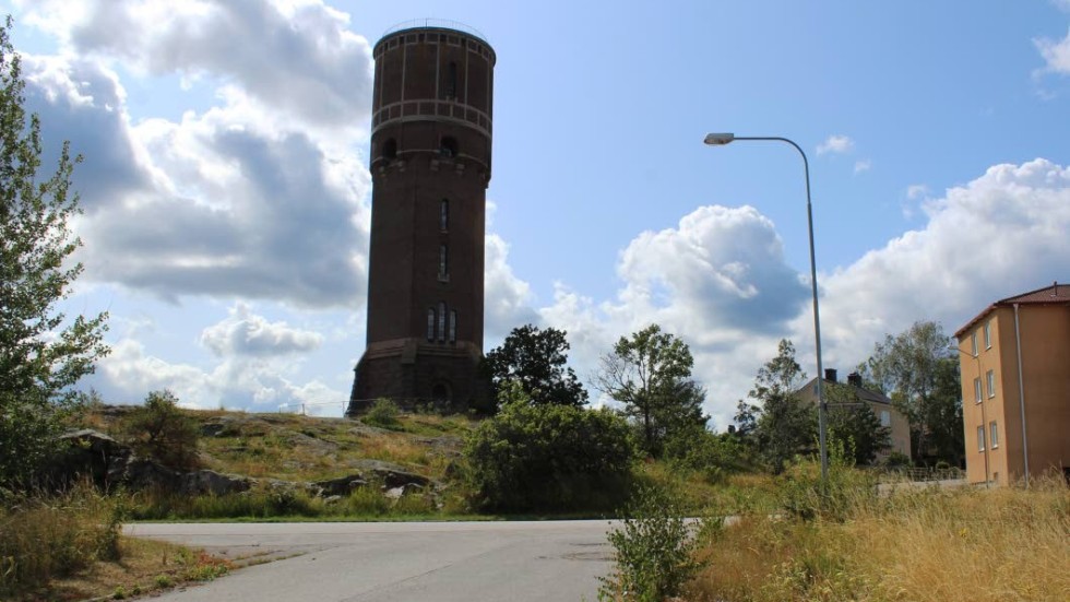 Det gamla vattentornet i Västervik har stått orört, utan funktion, sedan det togs ur bruk 1958.