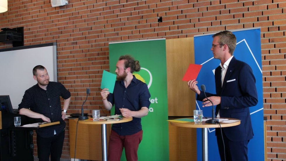 Max Troendlé (MP) och Eric Dicksson (KD) visade med kort i olika färger var de stod i olika frågor. Till vänster moderator Andreas Steiner.