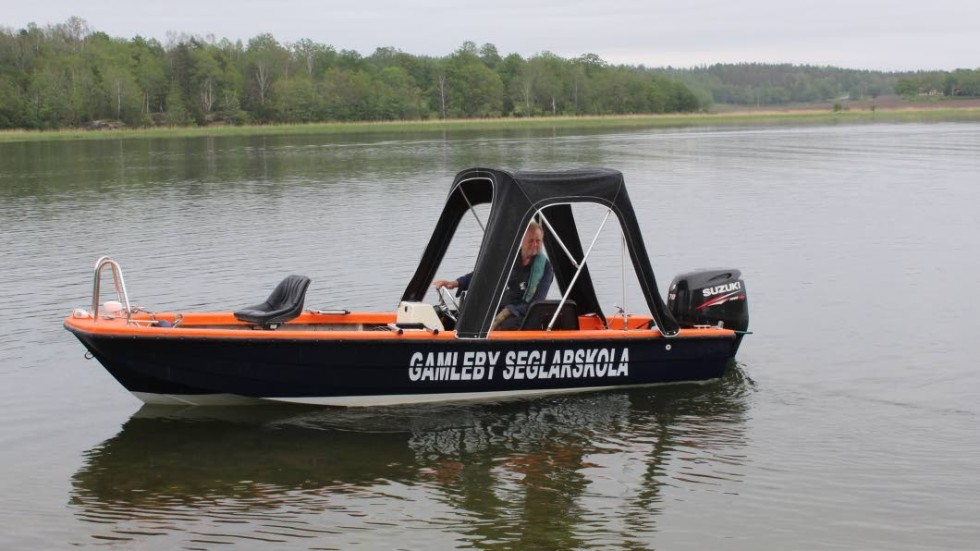 Björn Jurell kör en sväng med den nya säkerhetsbåten.