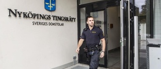 Polis rasar mot "Domstolen"