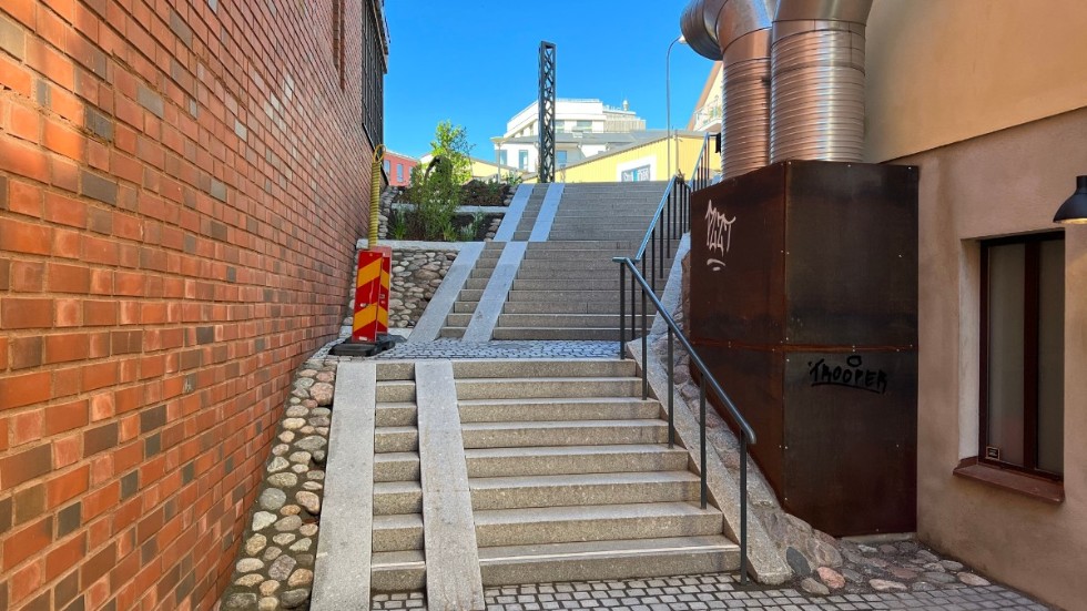 Insändarskribenten skriver att den färdigställda trappan borde betecknas som färdigställd först när trappräcke och gatlykta också finns på plats.