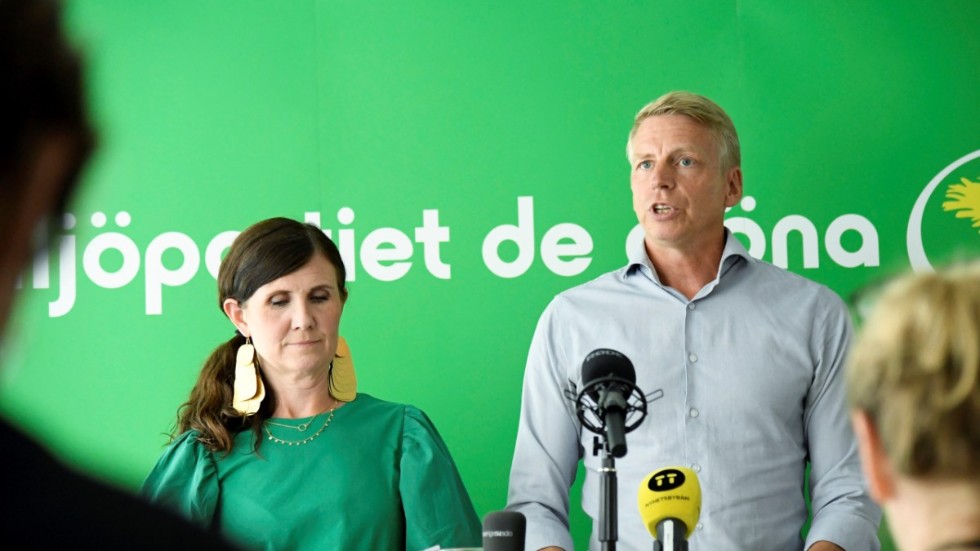 Miljöpartiets språkrör Märta Stenevi och Per Bolund presenterar partiets valmanifest.