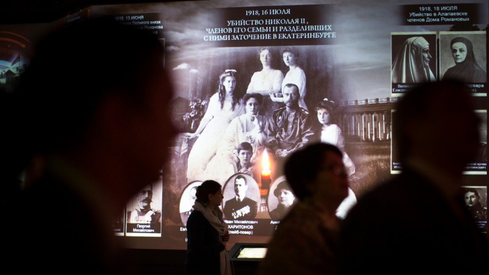 Besökare passerar ett foto på den sista ryska tsarfamiljen vid en historisk utställning i Moskva. Tsarinnan Alexandra sitter ned bredvid sin make, tsar Nikolaj II. Arkivbild.