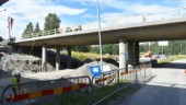 Vägbro är flera veckor försenad – armering fick göras om • Viktig trafikled öppnas först i september