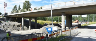 Vägbro är flera veckor försenad – armering fick göras om • Viktig trafikled öppnas först i september