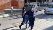 Video: En person kastar sig ur bilen – dramatisk biljakt genom Norrköping