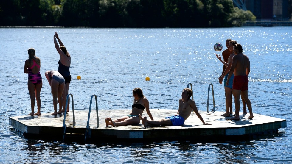 Svenskar är ett badälskande folk och kommunernas badplatser är välbesökta. Arkivbild.