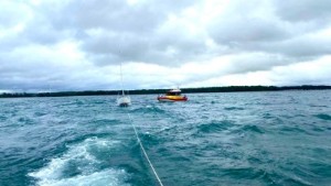 Segelbåt gick på grund utanför Vätterviksbadet – en person fanns ombord