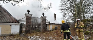 Kraftig brand i stuga vid slott