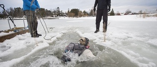 Kallt att hoppa i en isvak – men övningen kan rädda liv