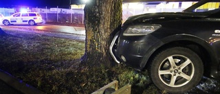 Bil körde in i träd - person förd till sjukhus
