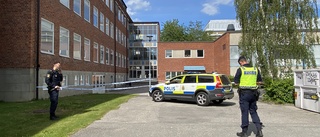Två åtalas för att ha knivskurit tonåring vid skola i Eskilstuna