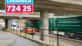 72425: Elenor Andersson tog månadens läsarbild på den fastklämda lastbilen